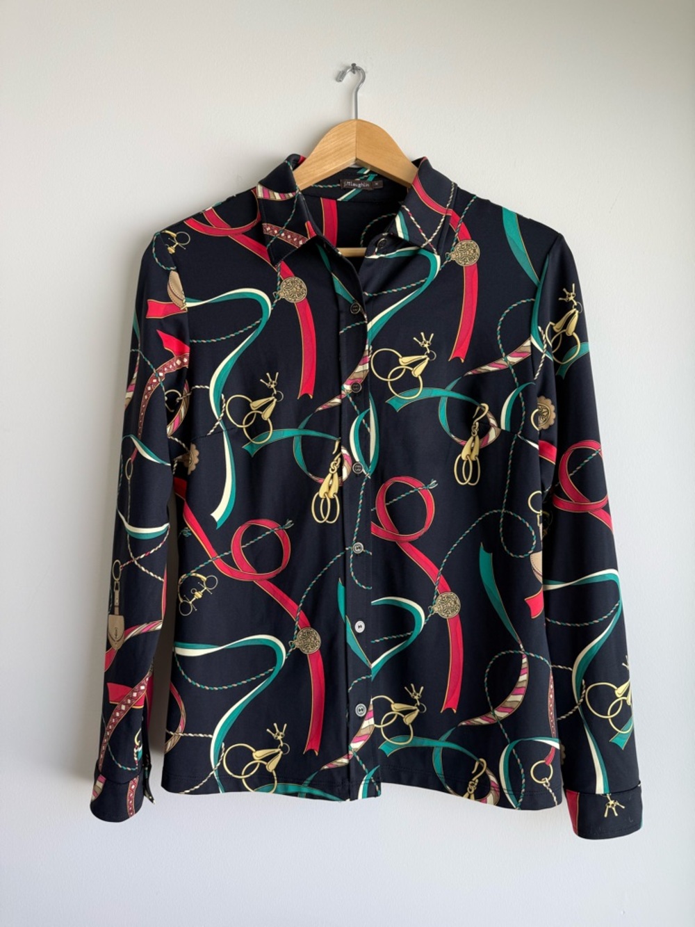 J McLaughlin Equestrian Chain Print Blouse Size M NWOT Black Stretch Button Down